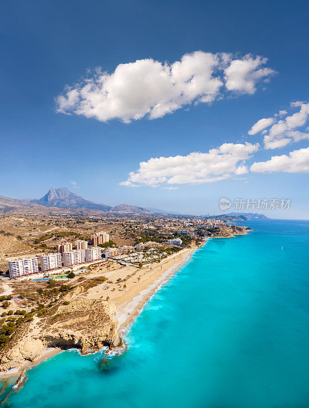 Villajoyosa Playa Paraiso在阿利坎特海滩阳光明媚的夏日地中海鸟瞰图